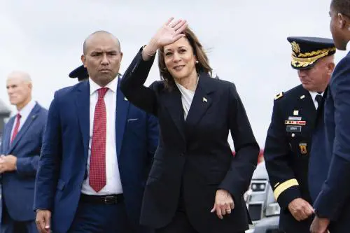 Harris si gode il sostegno dei delegati, azzanna Trump e conclude il primo comizio sulle note di Beyoncé