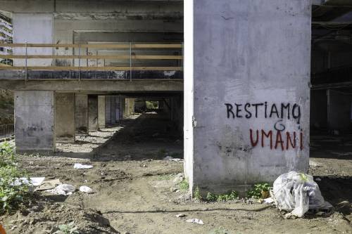 La lite sul ballatoio, il crollo. Due vittime e il caos sfollati a Scampia