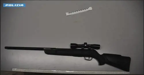 Picchia la moglie e la minaccia con il fucile: l'orrore dell'uomo in strada