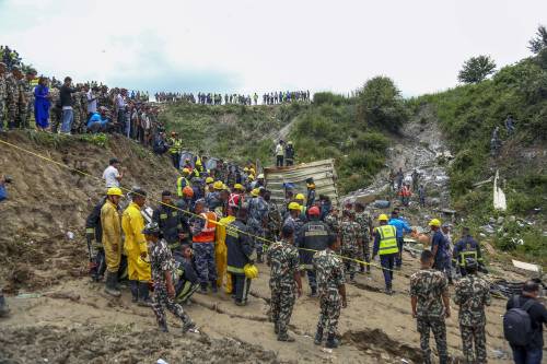 Nepal, aereo di linea si schianta dopo il decollo a Kathmandu