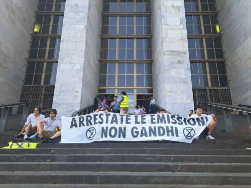 "Evitiamo l'accompagnamento coatto". Attivisti per l'ambiente occupano il tribunale