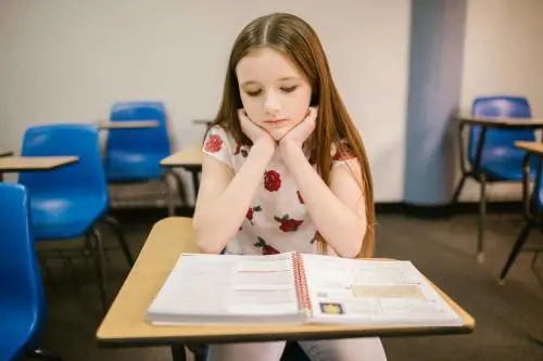 Bullizzata a 12 anni: "Sei brutta e sporca". Scuola condannata a risarcire l'alunna