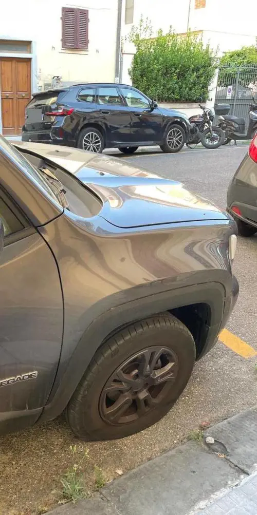 Una delle auto vandalizzate