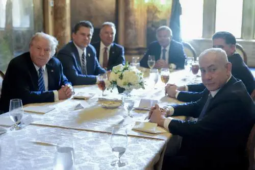 Netanyahu, l'abbraccio di Trump dopo gli schiaffi di Biden e Harris