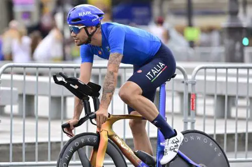 "A Parigi dormo sul letto di cartone". Intervista a Filippo Ganna