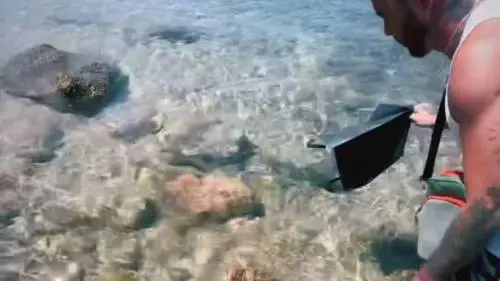 "L'ha guardata negli occhi e...". Il rapper Salmo libera l'aragosta in mare