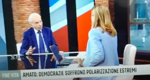 “Mademoiselle, quando stacchi?". L’imbarazzante fuorionda di Giuliano Amato 