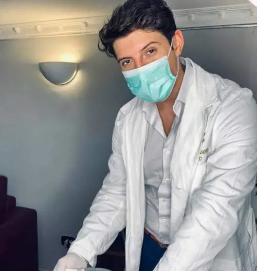 "Liposuzioni da incubo e danni estetici". Raffica di denunce per "Aesthetic Franco", il chirurgo star dei social
