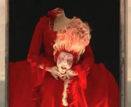 Esaltata la barbarie di decapitare la regina