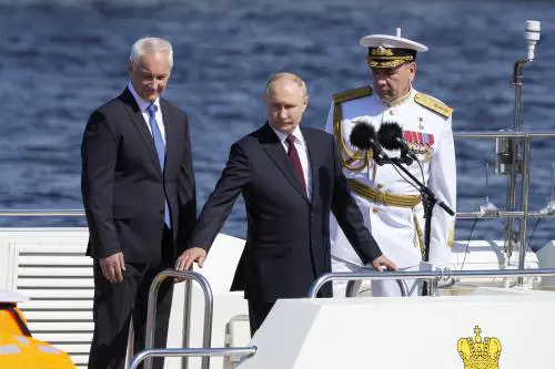 Kiev espande le operazioni nel Kursk. Continua il silenzio di Putin (che adesso cala nei sondaggi)