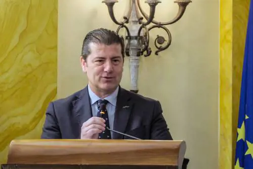 "Chi fa queste polemiche vive al di fuori della realtà, la gente perbene è con noi"