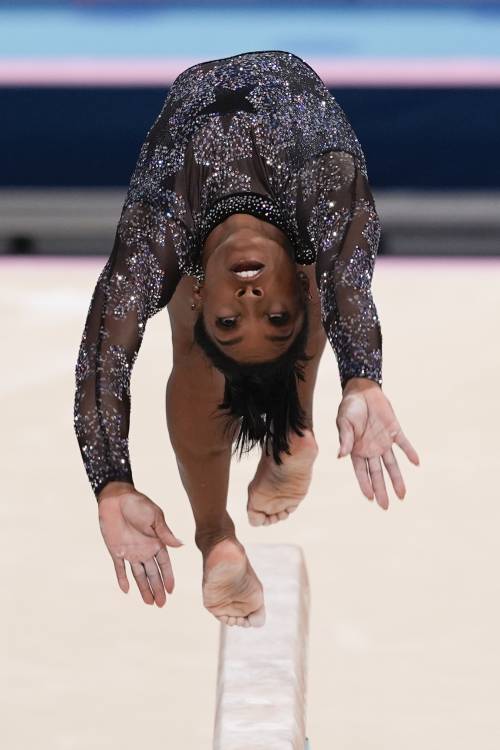 Torna la regina Biles. Scaccia i demoni con l'aiuto dei vip