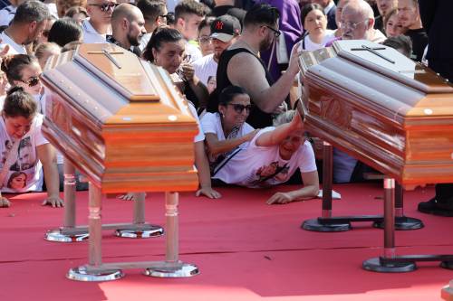 Il funerale delle vittime del crollo di Scampia