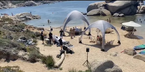 L'immagine della preparazione del party abusivo ripresa dal comitato "Amici di Talmone e Cala di Trana".
