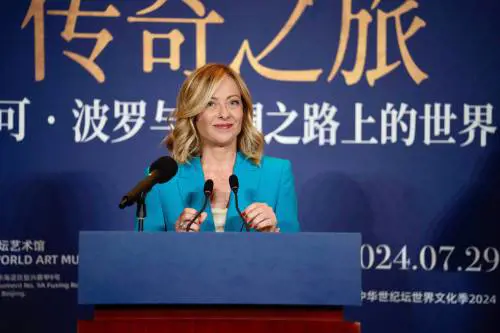 La Meloni da Shanghai a Parigi. Al rientro troverà il rebus Rai e il Terzo polo che perde pezzi