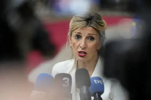 "Così fanno i democratici". La ministra spagnola dà ragione a Maduro (e imbarazza la Schlein)