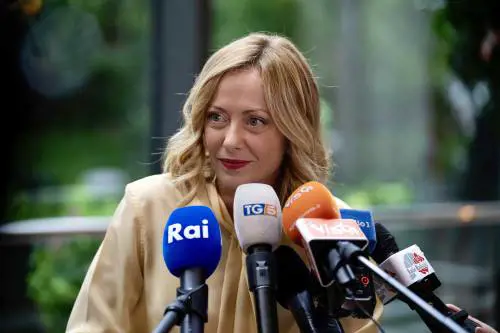 Meloni in sordina prima della pausa estiva. Scioglie il nodo balneari e chiede “moderazione”