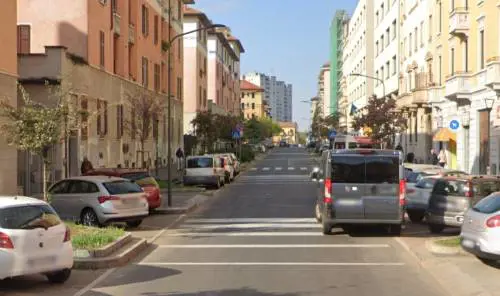 Il coccio alla gola poi la chiamata salva-vita: così lo straniero ha aggredito la 15enne