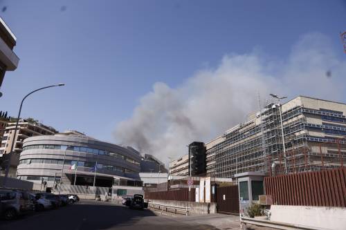 Case evacuate a Monte Mario ed elicottero antincendio all'opera: paura a Roma