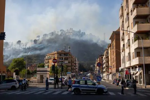 Incendio a Monte Mario, non esclusa l'origine dolosa: pm apre un'inchiesta