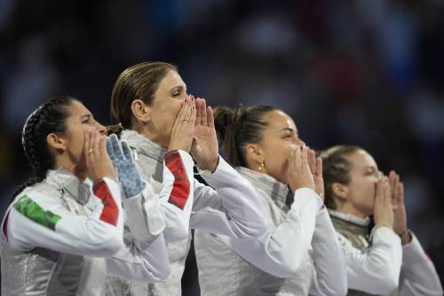 Le azzurre si inchinano alle americane