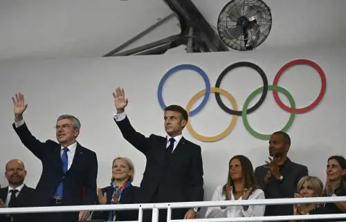 Finita la tregua dei Giochi. Macron con il cerino del nuovo premier