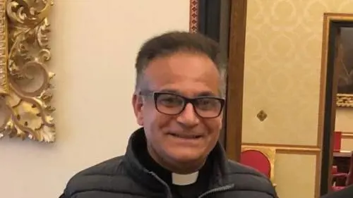 Sesso in cambio di soldi e regali. Sacerdote ai domiciliari per abusi sul minore