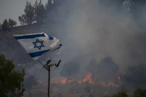 Teheran rafforza le difese aeree, Israele attende nei bunker. Usa: "Accordo a Gaza più vicino che mai"