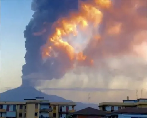 Etna, nuova eruzione. Lava oltre 10 metri, ridotti i voli allo scalo di Catania