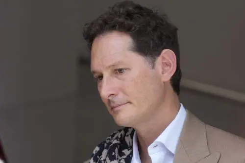 Elkann, il dilemma del passo indietro