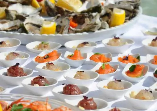 Vongole, tartare e uova. Ecco come difendersi dalle intossicazioni (soprattutto in vacanza)