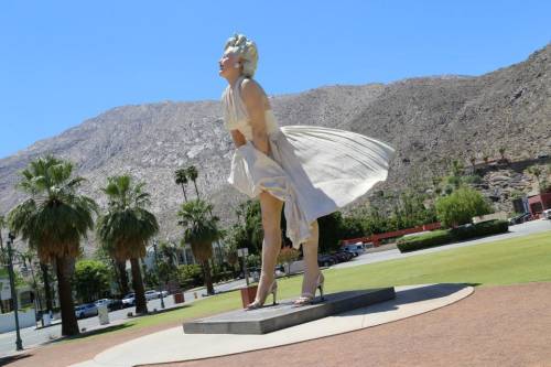 Le mutandine scorrette della statua di Marilyn