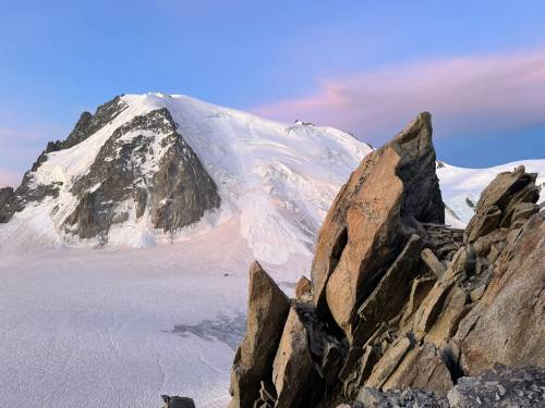 Monte Bianco, crolla un seracco: un morto e quattro feriti