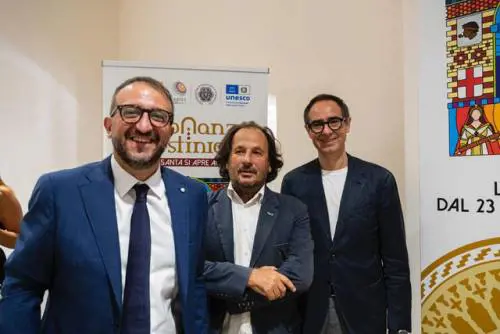 Il sindaco Pierluigi Biondi, il Maestro Leonardo De Amicis e il vicesindaco Raffaele Daniele