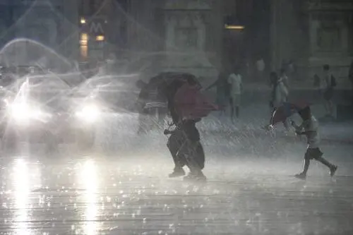 Maltempo, fulmine colpisce tram a Torino. A Milano allegamenti e alberi caduti