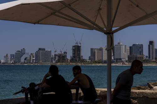 Traffico, caffè e ristoranti pieni: la normalità di una Tel Aviv prima della tempesta imminente