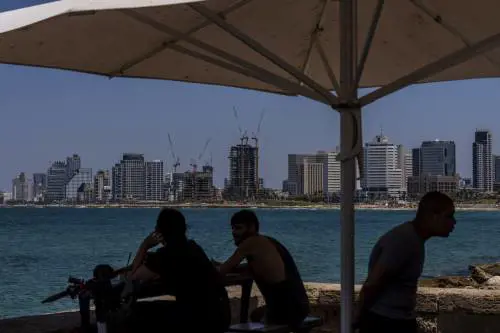 Traffico, caffè e ristoranti pieni: la normalità di una Tel Aviv prima della tempesta imminente