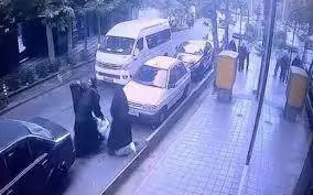 Il nuovo video choc che scuote gli iraniani. Ragazze senza velo arrestate dalla polizia