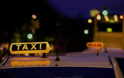 Donna si getta dal taxi in corsa per sottrarsi alle molestie