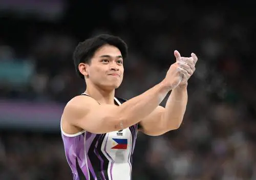 "Colonscopia e ramen a vita". Ecco gli insoliti premi per il doppio oro Carlos Yulo