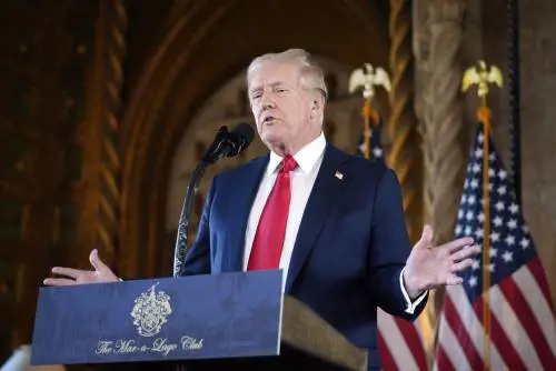 Trump all'attacco: "Avrei potuto mettere in cella la Clinton. Kamala? Non è intelligente"