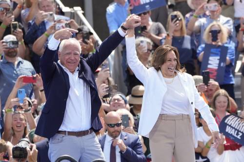 Kamala Harris e il vice Walz in campo alla conquista dell'America profonda