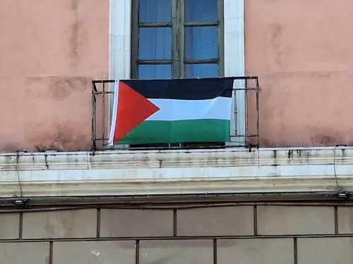 Bari, il sindaco Leccese espone la bandiera della Palestina: piovono critiche