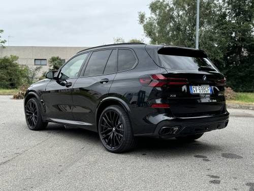 BMW X5 M60i: guarda il video in pillole del nuovo SUV V8 