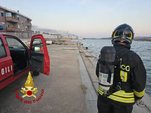 L'intervento dei vigili del fuoco sullo yacht incendiato a Olbia