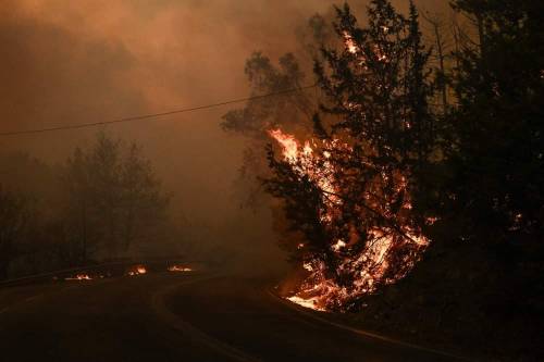 Maxi rogo alla periferia nord di Atene, migliaia di persone evacuate