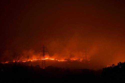 Grecia, maxi incendio ad Atene: migliaia di persone evacuate