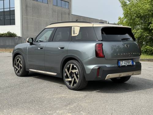 MINI Countryman SE ALL4: guarda la gallery del crossover elettrico da 313 CV