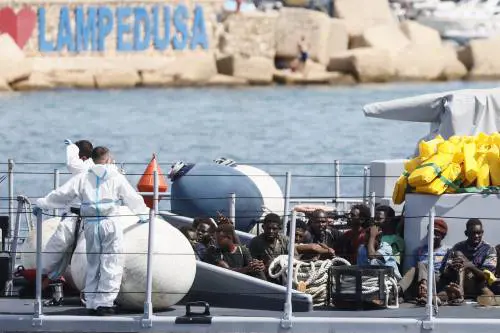 Lampedusa, due bambini e un uomo morti su un gommone