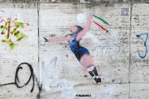 Vandalizzato il murale di Egonu a Roma: ignoti le cancellano la faccia e la dipingono di rosa